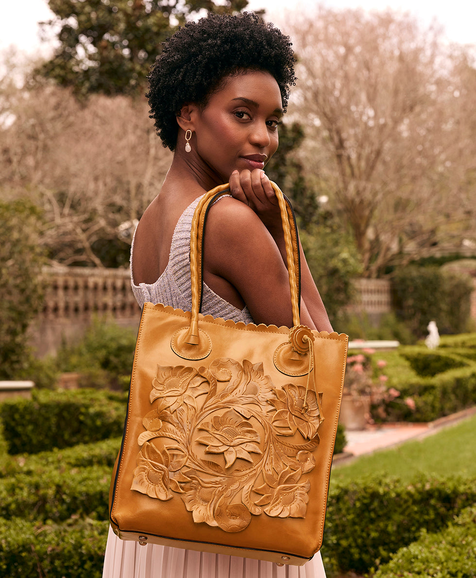 パリ　フランス製　アンティーク　押し花　ビンテージ　葉のボックスコラージュ 2 Cavo Tote - Cavo Tooled Applique – Patricia Nash